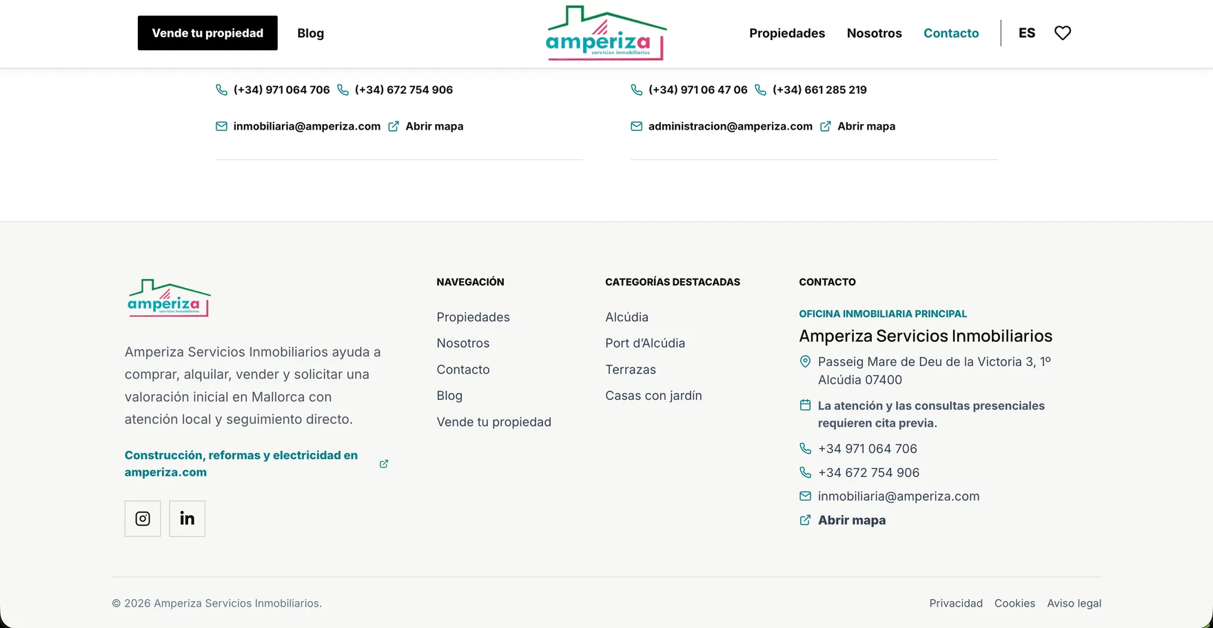 La página de contacto de Amperiza en una pantalla de escritorio, con los teléfonos y direcciones de las oficinas sobre un pie de página con navegación, zonas destacadas y datos de contacto.