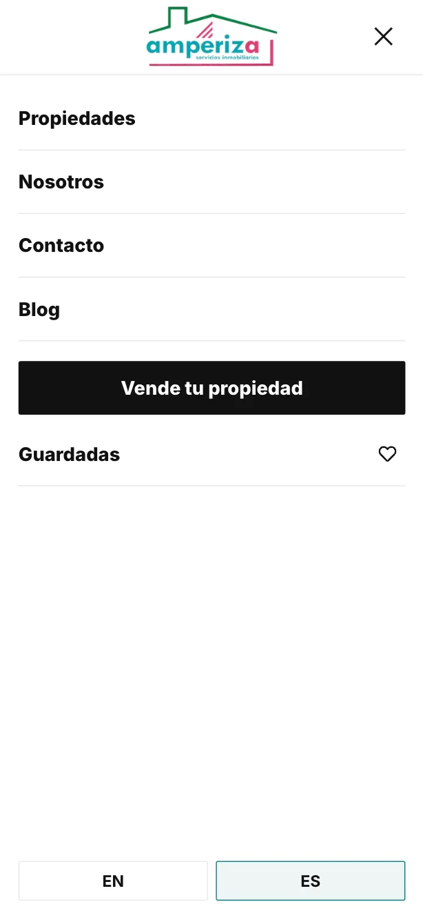 El menú de navegación de Amperiza en un teléfono, con propiedades, nosotros, contacto y blog, además de una entrada de propiedades guardadas y un selector entre inglés y español.