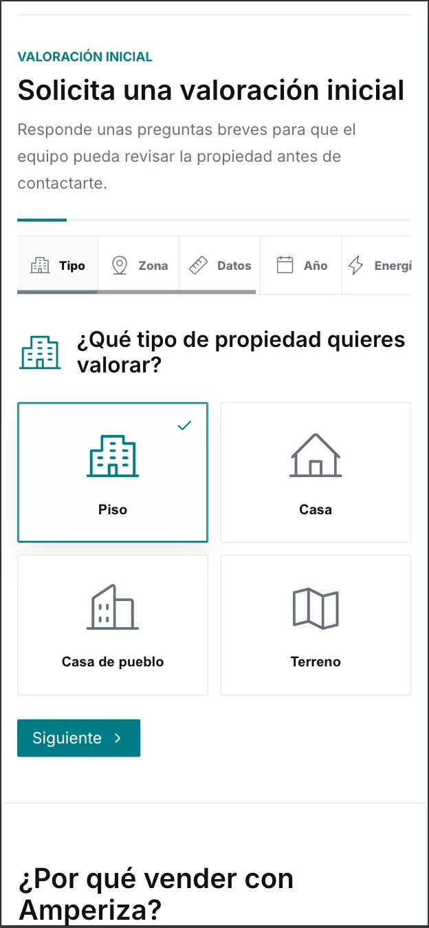 La solicitud inicial de valoración de Amperiza en un teléfono, que pregunta qué tipo de propiedad se desea valorar y ofrece piso, casa, adosado y terreno como opciones.