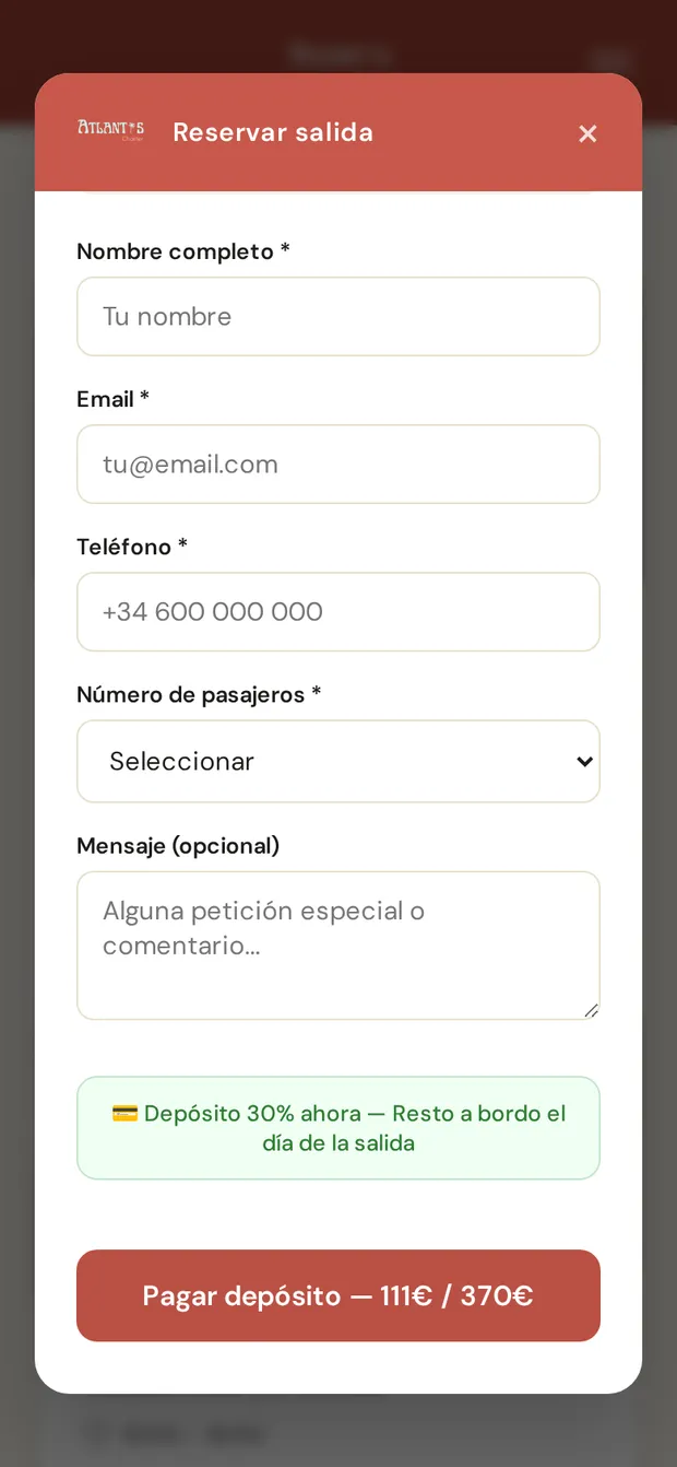 Das Buchungsformular von Atlantis Charters auf einem Smartphone, das Name, E-Mail, Telefonnummer und Zahl der Passagiere abfragt, mit dem Hinweis, dass 30% jetzt und der Rest an Bord bezahlt wird.
