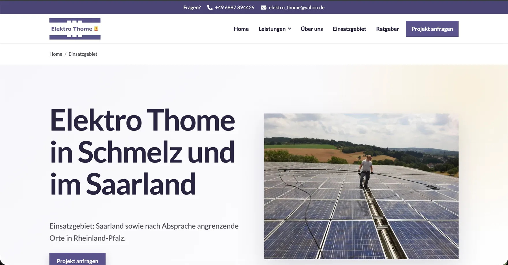 La página de zona de cobertura de Elektro Thome en una pantalla de escritorio, encabezada por Schmelz y Sarre, junto a una fotografía de un instalador trabajando en un sistema solar sobre un tejado.